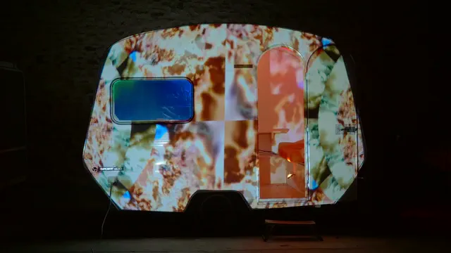Projection vidéo sur la caravane de nuit