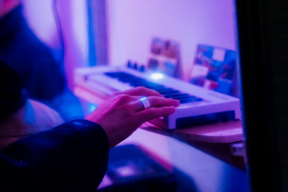 Main sur clavier sous lumière violette