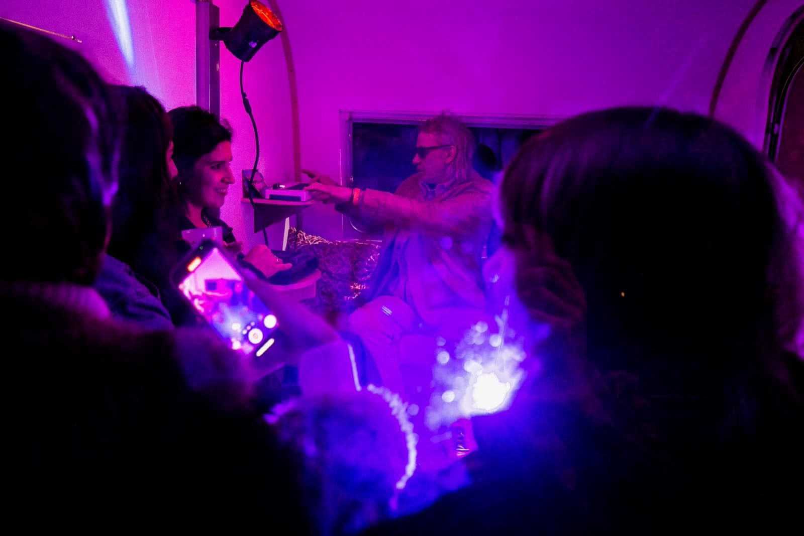 Public à l'intérieur de la caravane sous lumière violette